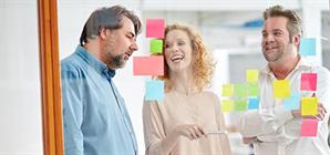 drie-blije-collega's-op-het-werk